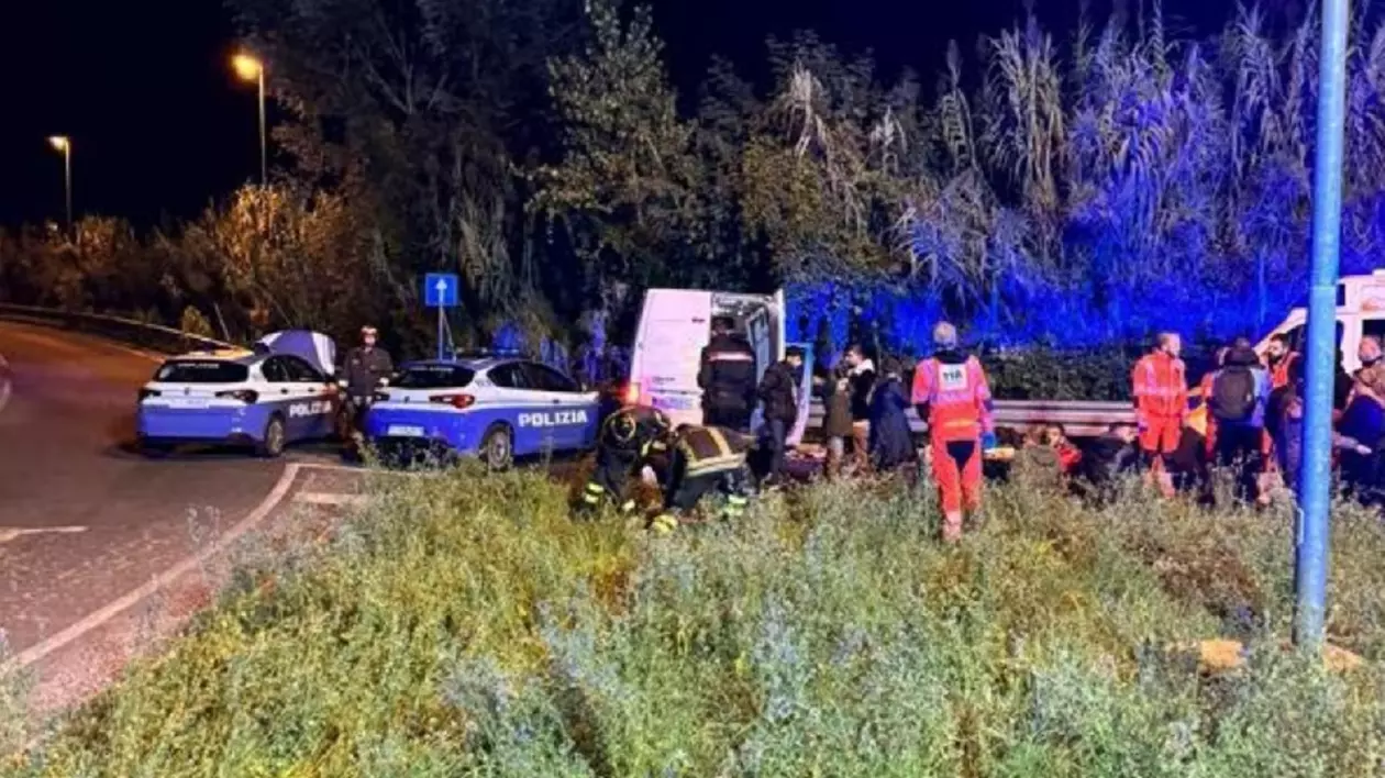 Zece copii și patru mame, răniți în mașina unor traficanți români care fugeau de poliție și au făcut accident, în Italia
