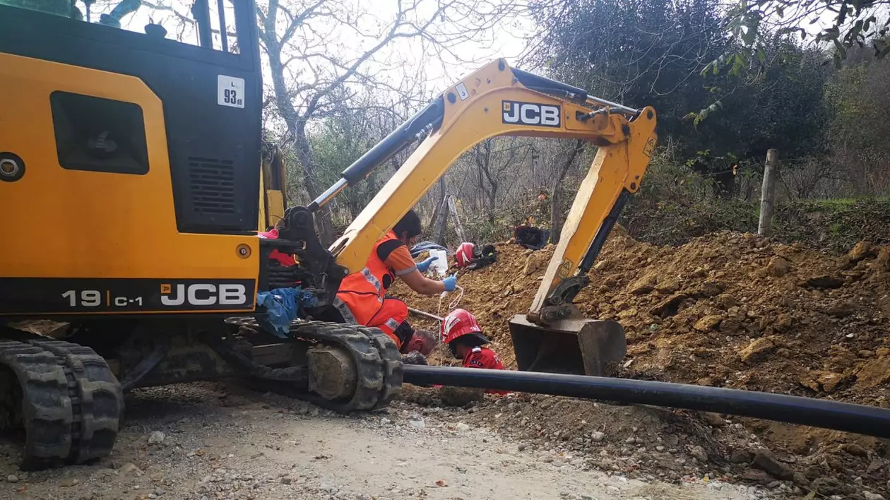 Un bărbat a fost prins sub un mal de pământ când lucra la reţeaua de canalizare, în Argeș