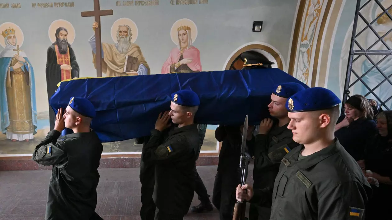 Ucraina și Rusia mențin contactul și fac schimb de prizonieri și de cadavre: „Lunar, dube frigorifice merg la graniță pentru a descărca și reîncărca”