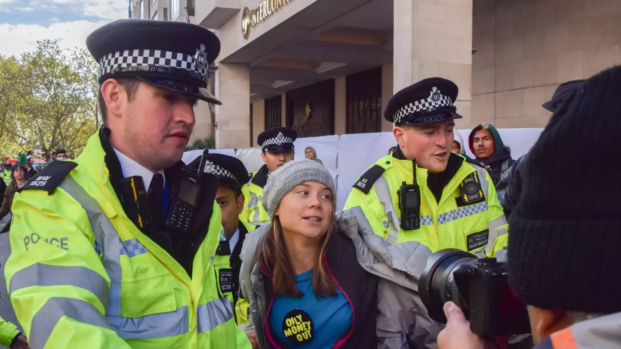 Activista Greta Thunberg, reținută și luată cu duba de poliție în timpul unui protest la Londra