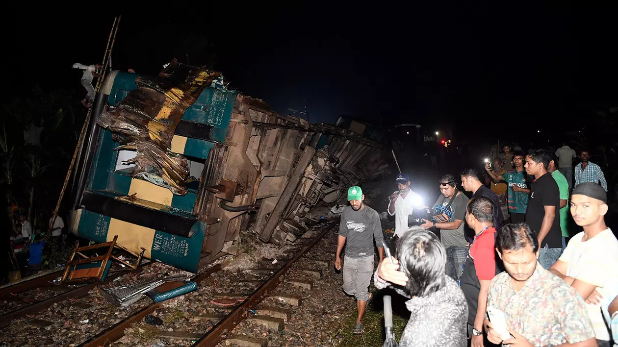 Două trenuri s-au ciocnit în Bangladesh. Cel puțin 17 persoane au murit și alte câteva zeci au fost rănite