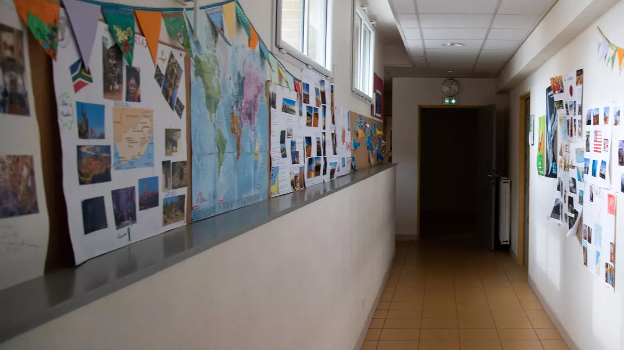 Profesor din județul Galați, cercetat pentru agresarea unui elev pe holul școlii. Mama copilului l-a reclamat la Poliție