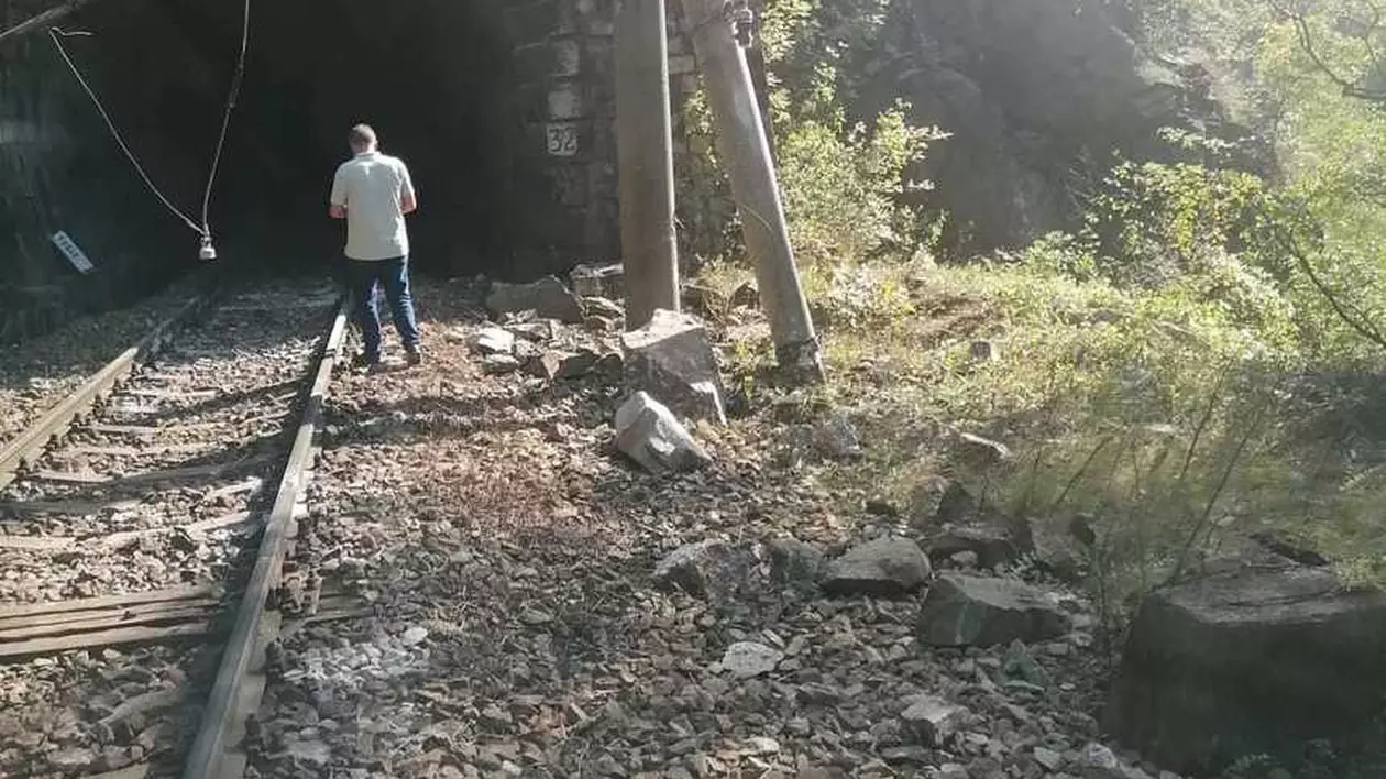 Trafic feroviar întrerupt în defileul Jiului, după căderea de stânci de pe un versant. Călătorii au fost transportați cu mașinile