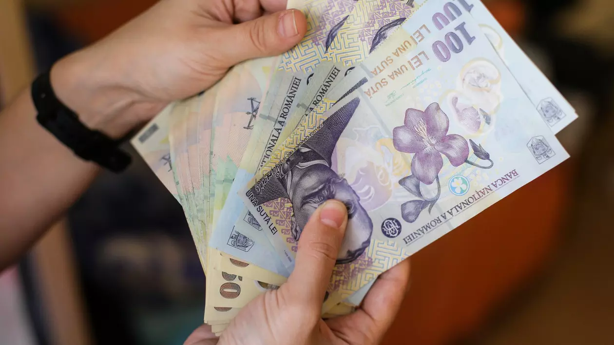 INS: Câştigul salarial mediu net a crescut în luna septembrie cu 62 de lei, la 4.593 de lei, faţă de luna august 2023