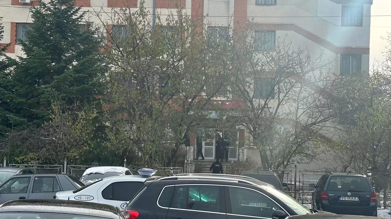 Percheziții la Poliția Huși. Opt polițiști, acuzați că luau mită de la șoferi, duși la audieri