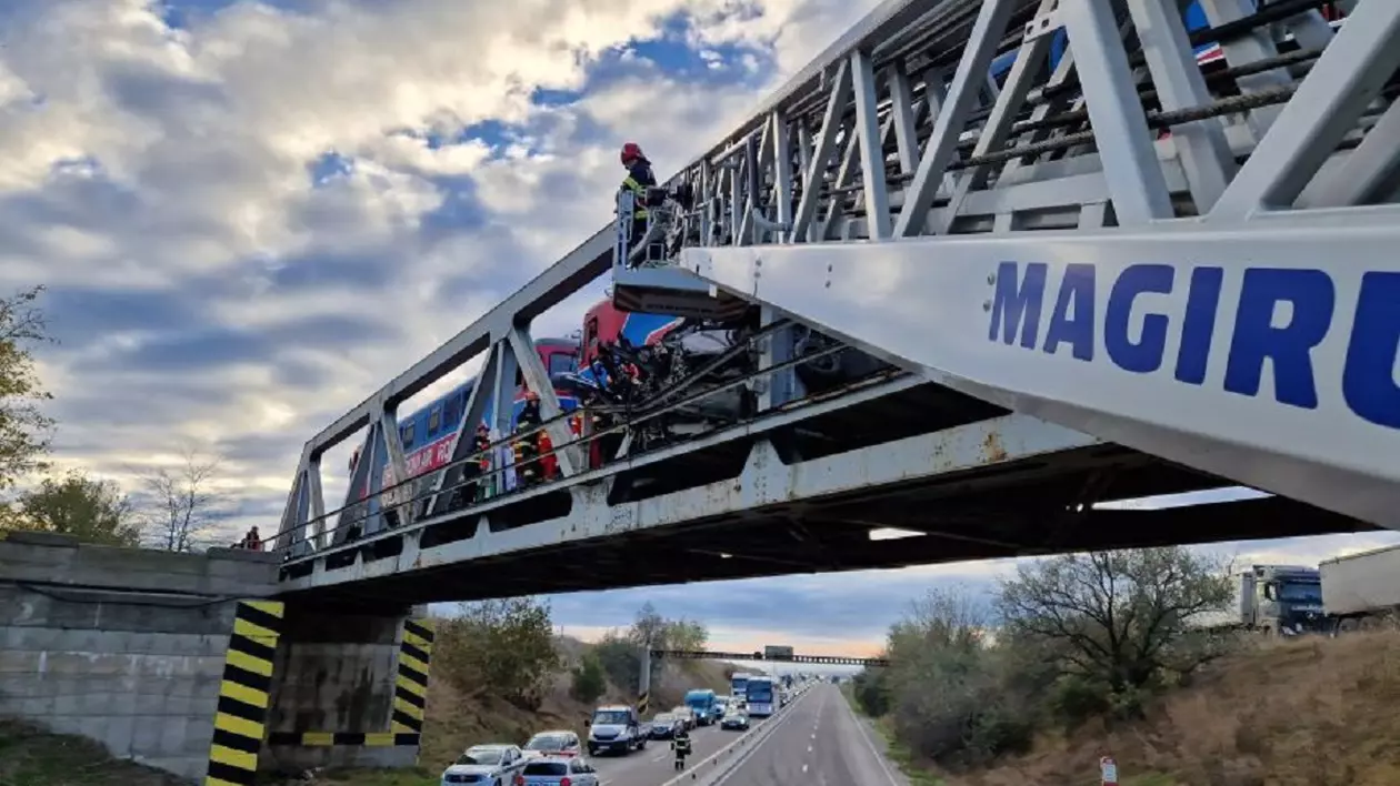 Mașină strivită între tren și podul de cale ferată peste E60, în Constanța. Șoferul e „conștient și cooperant”. VIDEO