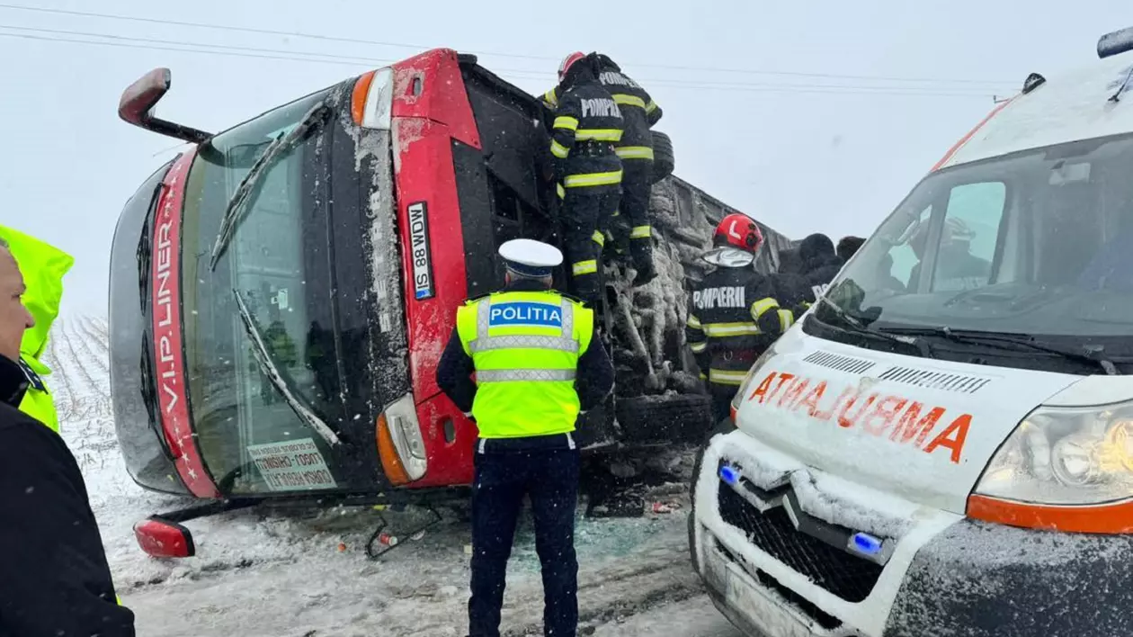 Un autocar cu 40 de oameni s-a răsturnat pe DN24, în județul Vaslui. 15 răniți, a fost activat Planul roșu de intervenție