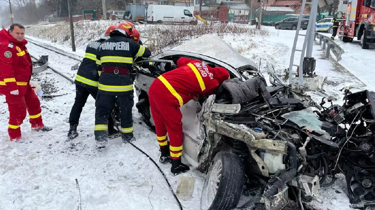 Mașină făcută praf la Poiana Țapului, lângă Bușteni, unde a fost lovită de două trenuri de călători. Un copil de 12 ani, printre victime