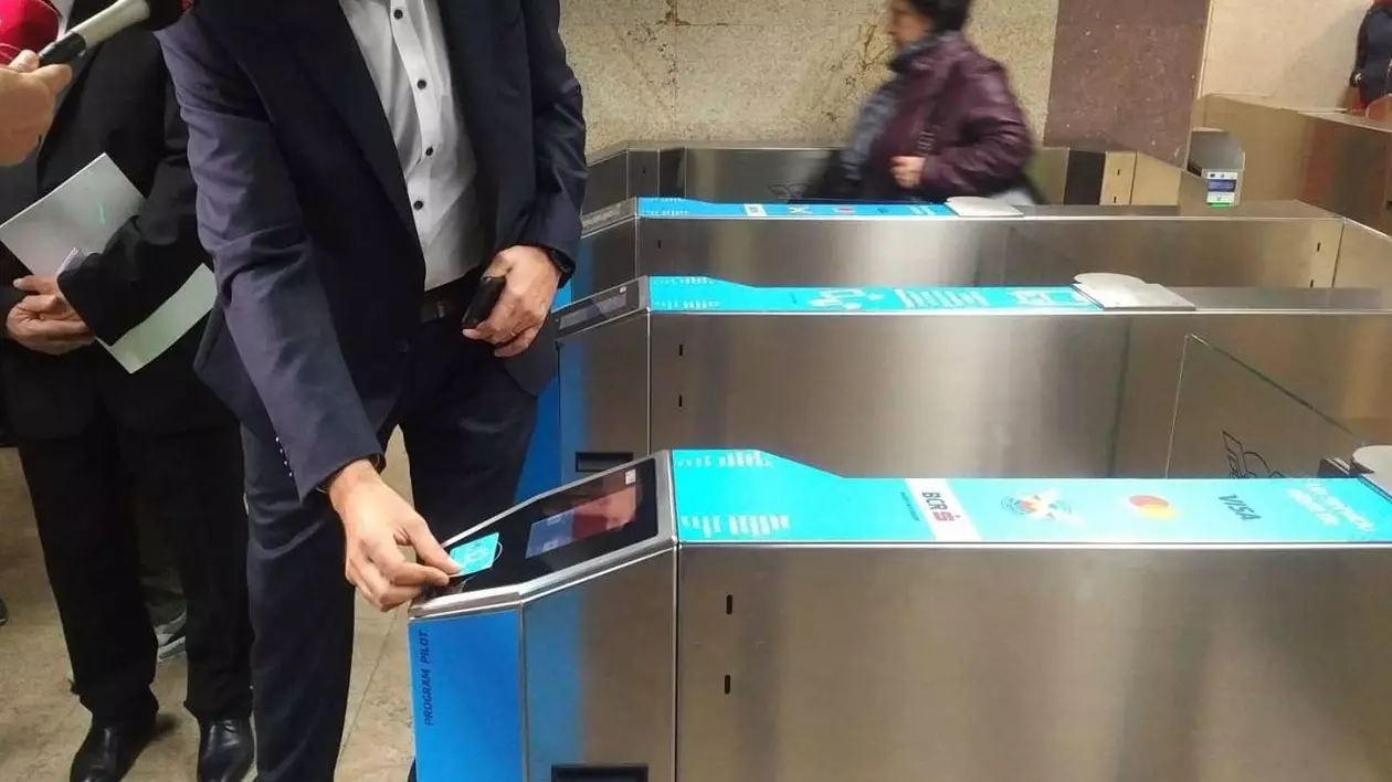 Defecțiune la turnicheții de la metrou, călătorii intră fără să plătească: „Sunt probleme la serverele din Viena”