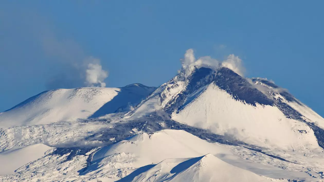 Imagini spectaculoase: Vulcanul Etna, acoperit acum de zăpadă, a erupt din nou | VIDEO