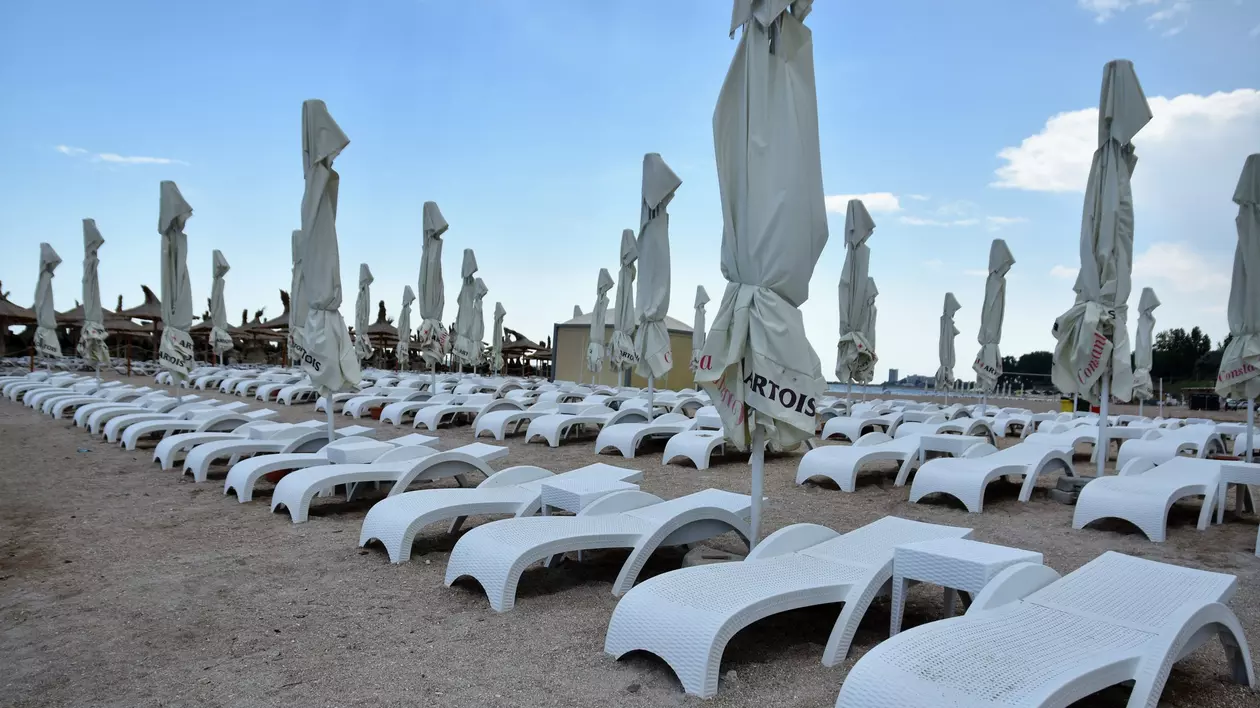 Patronul unui beach bar, suspectat că a închiriat ilegal șezlonguri pe plajă, în Constanța, și a obţinut 643.000 de lei pe care nu i-a declarat
