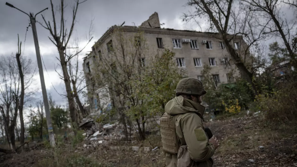 Război în Ucraina, ziua 625 | Forțele ruse încearcă în continuare să înconjoare orașul Avdiivka. Trei oameni au murit în urma atacurilor rusești