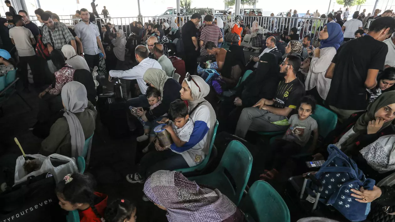 Haos la frontiera de la Rafah. Mii de oameni așteaptă să afle dacă sunt pe listele evacuaților, în timp ce familiile sunt separate pe baza cetățeniei