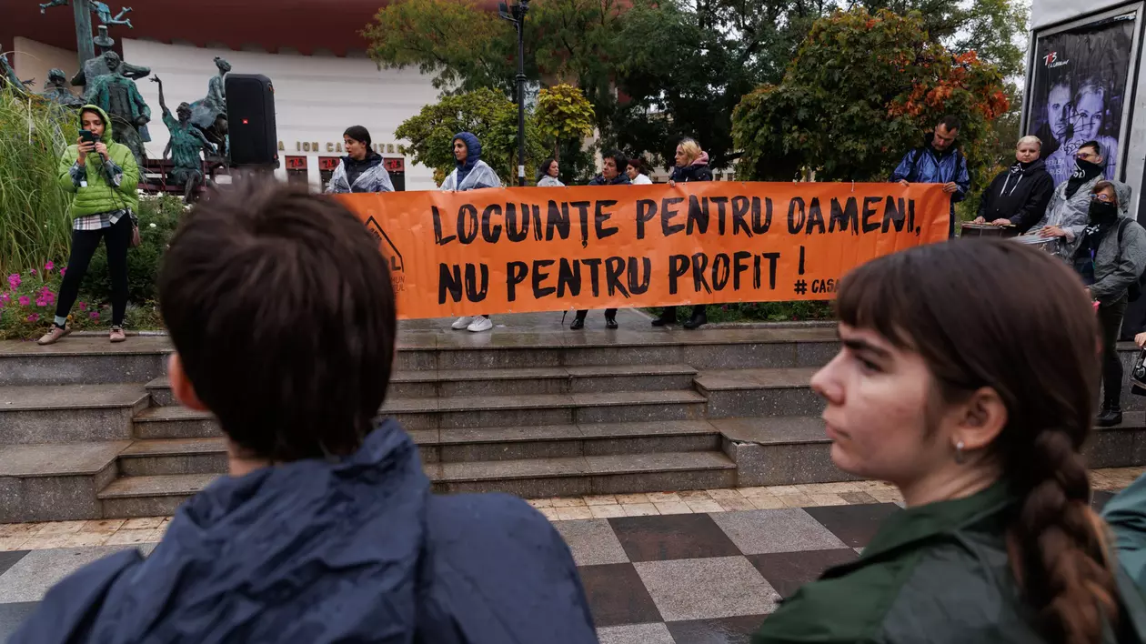 Protestul oamenilor care luptă pentru dreptul de a avea un acoperiș deasupra capului: „În ziua de azi, locuințele reprezintă doar un interes economic pentru mafia imobiliară”