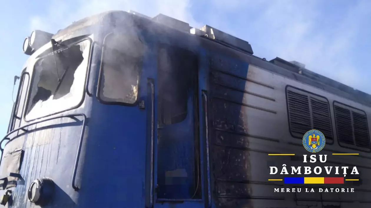 Locomotiva unui tren de călători a luat foc în Dâmbovița. Mesajul CFR
