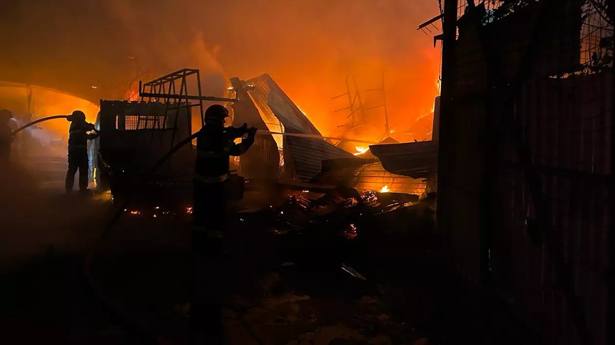 Incendiu violent la trei hale industriale din Galați. Pompierii s-au luptat ore întregi cu flăcările