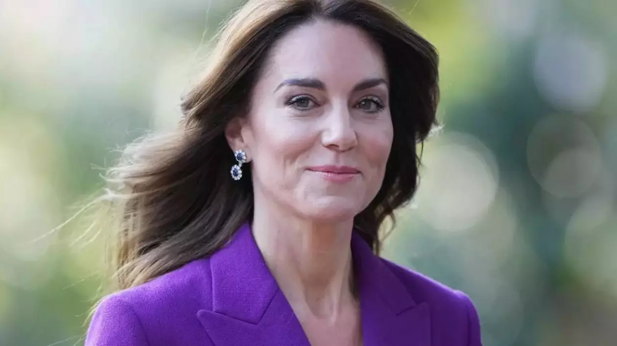 Semnificația secretă a costumului violet purtat de Kate Middleton în Londra: „Un simbol al autorității”