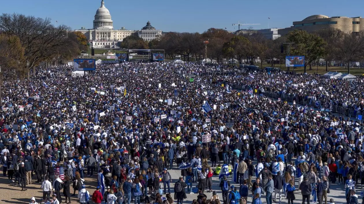 „Marș pentru Israel” la Washington. Oamenii au ieșit în stradă ca să condamne antisemitismul și să ceară eliberarea ostaticilor Hamas