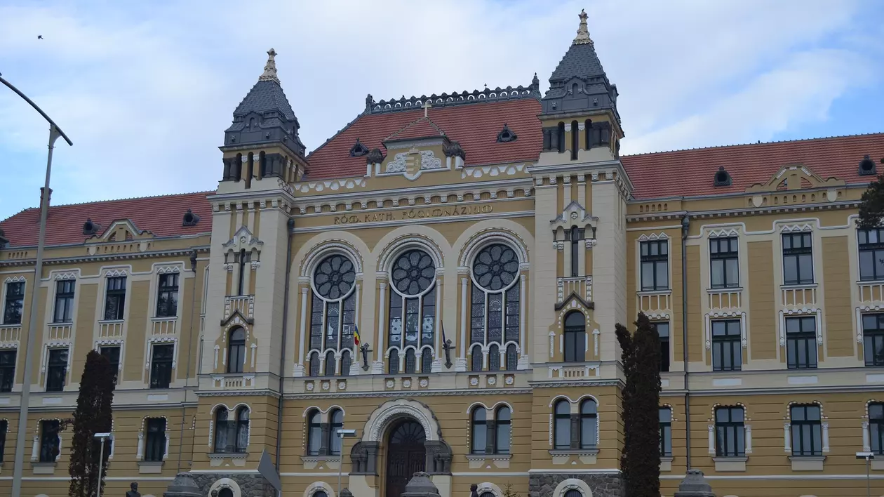 Mai multe tinere îl acuză pe un profesor de istorie, fost consilier local UDMR, de abuzuri sexuale în perioada când erau eleve. Totul a început acum 20 de ani