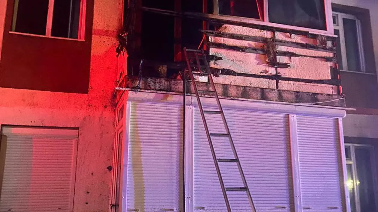 Incendiu provocat intenționat la un bloc din Piatra-Neamț. 20 de locatari s-au autoevacuat
