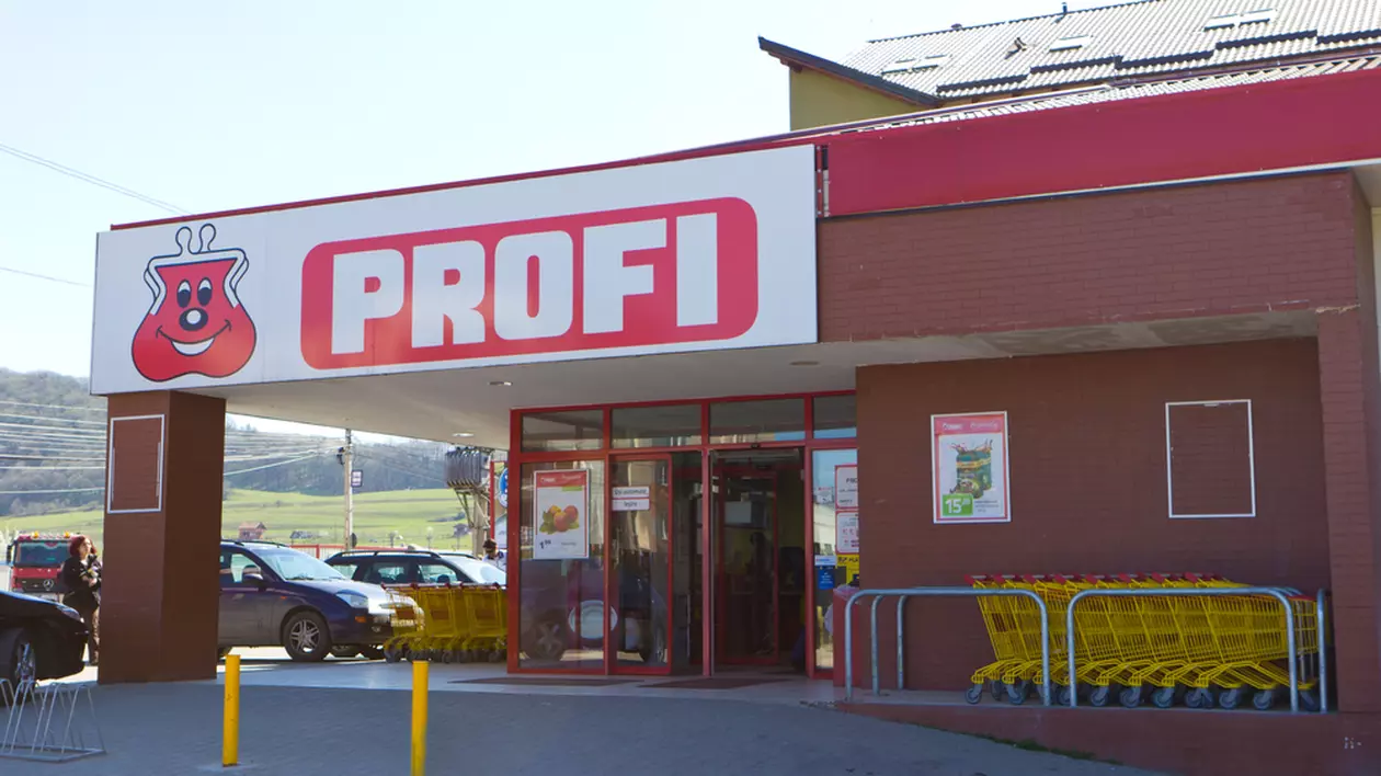 Programul magazinelor Profi de 30 noiembrie şi 1 decembrie 2023 - Imagine cu intrarea într-un magazin Profi din Cluj-Napoca.