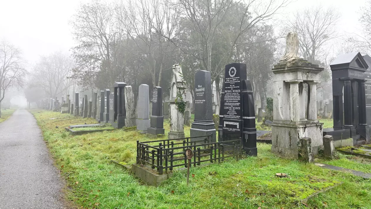 Cimitirul evreiesc din Viena a fost incendiat, iar pe ziduri au fost vopsite simboluri antisemite. FOTO