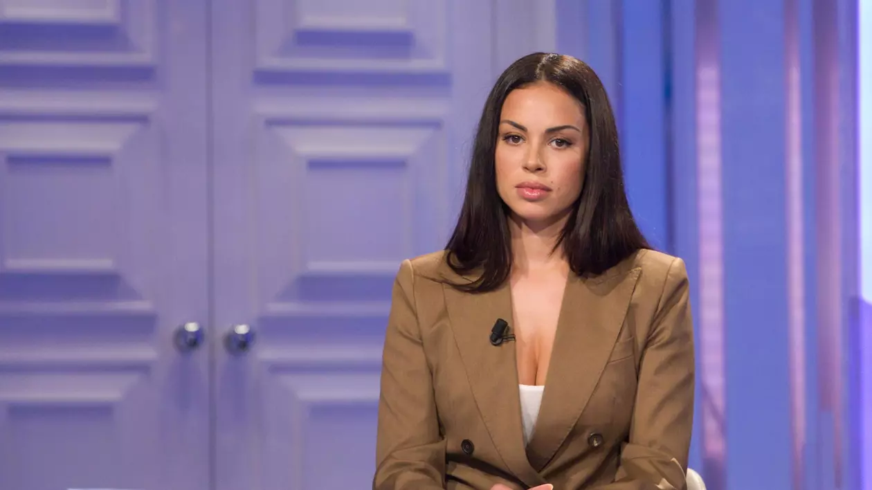 Tinerele de la petrecerile "bunga-bunga" ale lui Berlusconi au rămas fără alocația de 2.500 de euro și au fost date afară din apartamentele magnatului