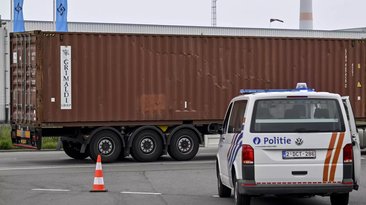 Captură de 700 de kilograme de cocaină. Drogurile erau ascunse în containerul unui camion condus de un șofer bulgar, lângă Anvers