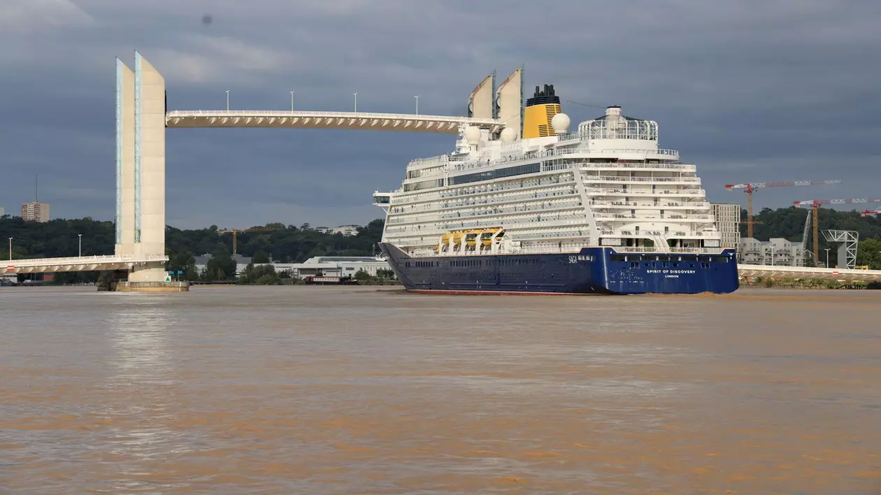 O sută de pasageri de pe un vas de croazieră au fost răniți în urma unei furtuni care a lovit Golful Biscaya din Franța