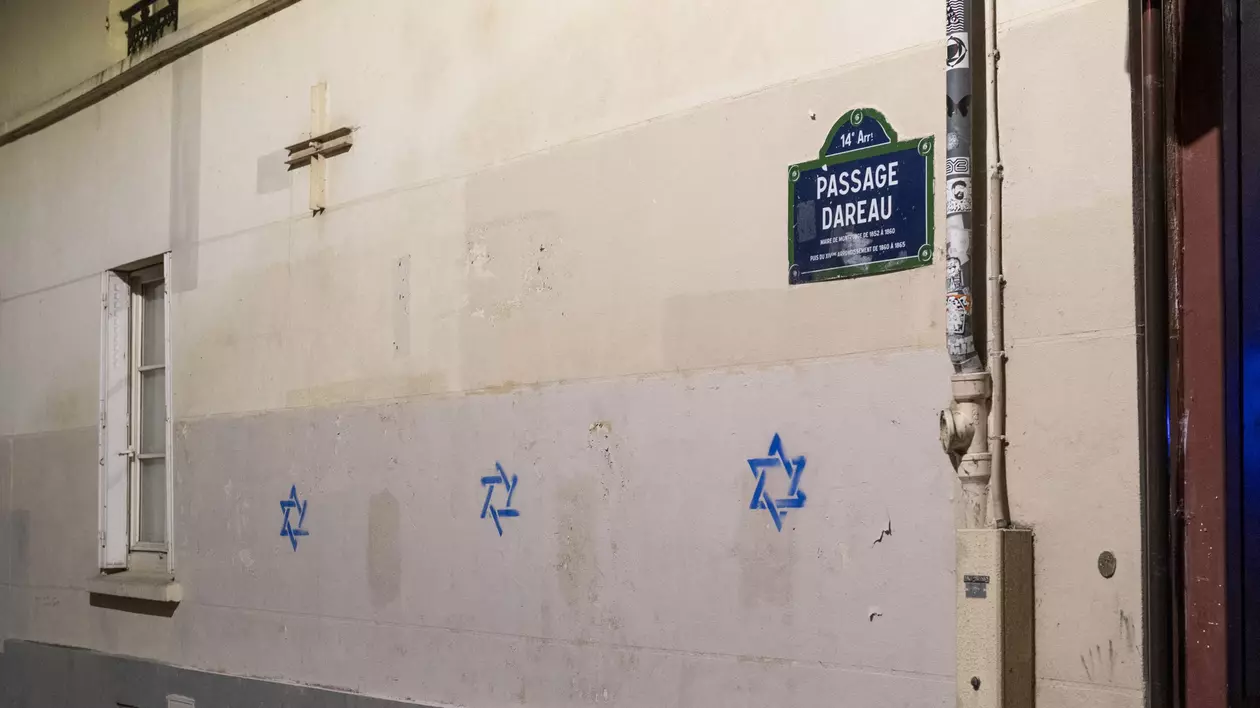 Rusia, suspectată că se află în spatele graffitiurilor cu steaua lui David din Paris. Acțiunea a fost finanțată prin intermediul unui om de afaceri din Republica Moldova, scrie Le Monde