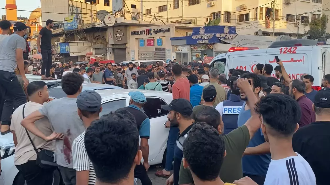 Război Israel-Hamas, ziua 28: „Zeci de morţi şi răniţi” după ce un convoi de ambulanțe a fost bombardat în Gaza, anunță Hamas. Israelul afirmă că era folosit de teroriști