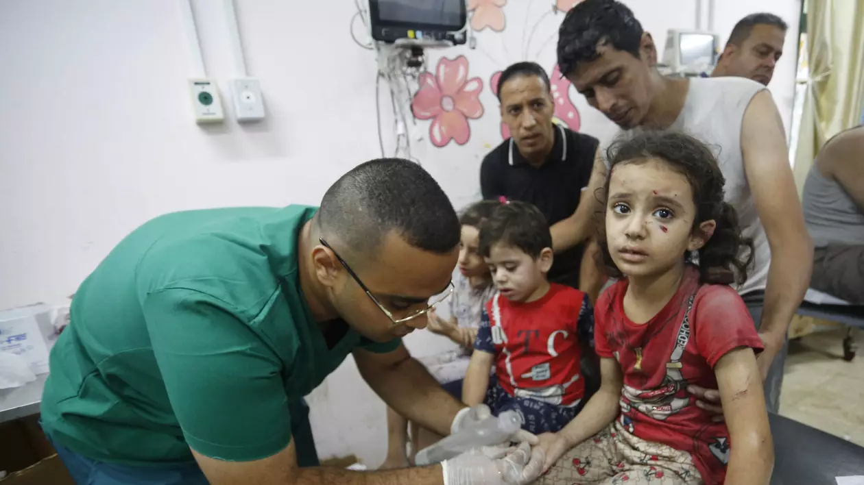 OMS: Doctorii din Fâșia Gaza au ajuns să facă operații, inclusiv amputări, fără anestezie