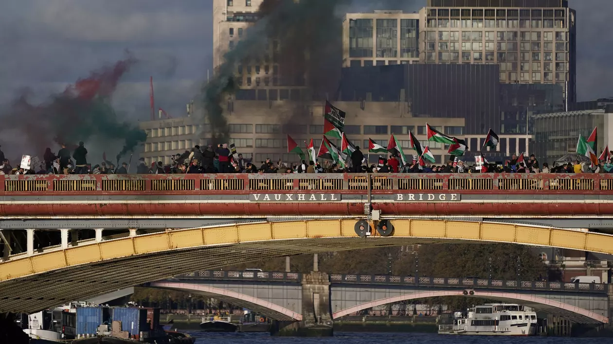 Londra, scena unui marș  pro-palestinian de amploare. Zeci de oameni arestați, după ciocniri cu poliția. VIDEO
