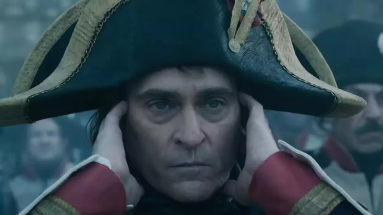 De ce merită văzut Napoleon, un film care i-a enervat pe francezi, i-a împărțit pe englezi, dar l-ar face invidios pe Sergiu Nicolaescu