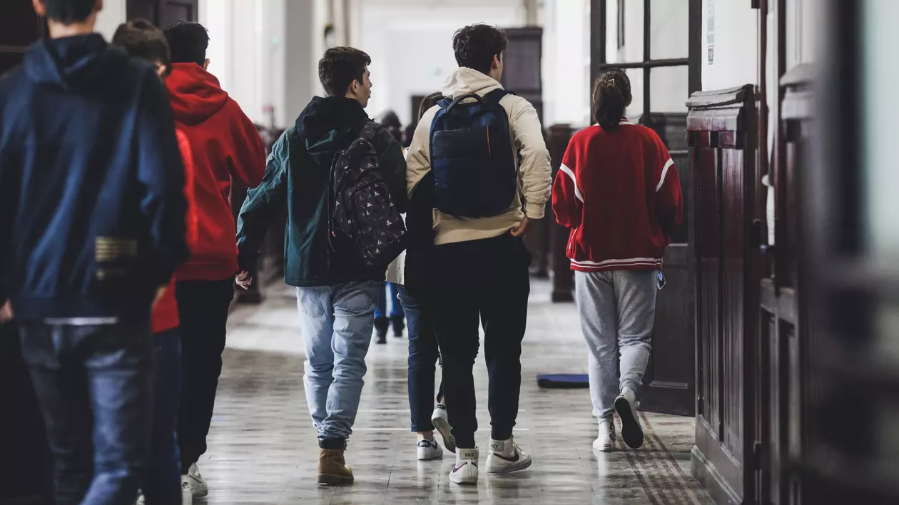 Scandalul burselor de merit arată felul strâmb prin care statul român își sprijină cetățenii