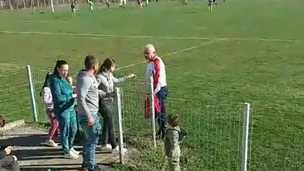 Primar din Gorj, amendat de poliție după ce a înjurat un tânăr la un meci de fotbal. „Băi, degeaba eşti primar!”
