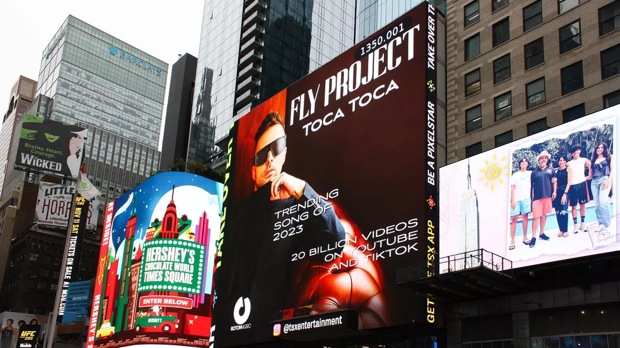 Tudor de la Fly Project, într-o imagine pe panourile din Times Square, în New York. Ce declară artistul: „Muzica poate trece orice barieră”