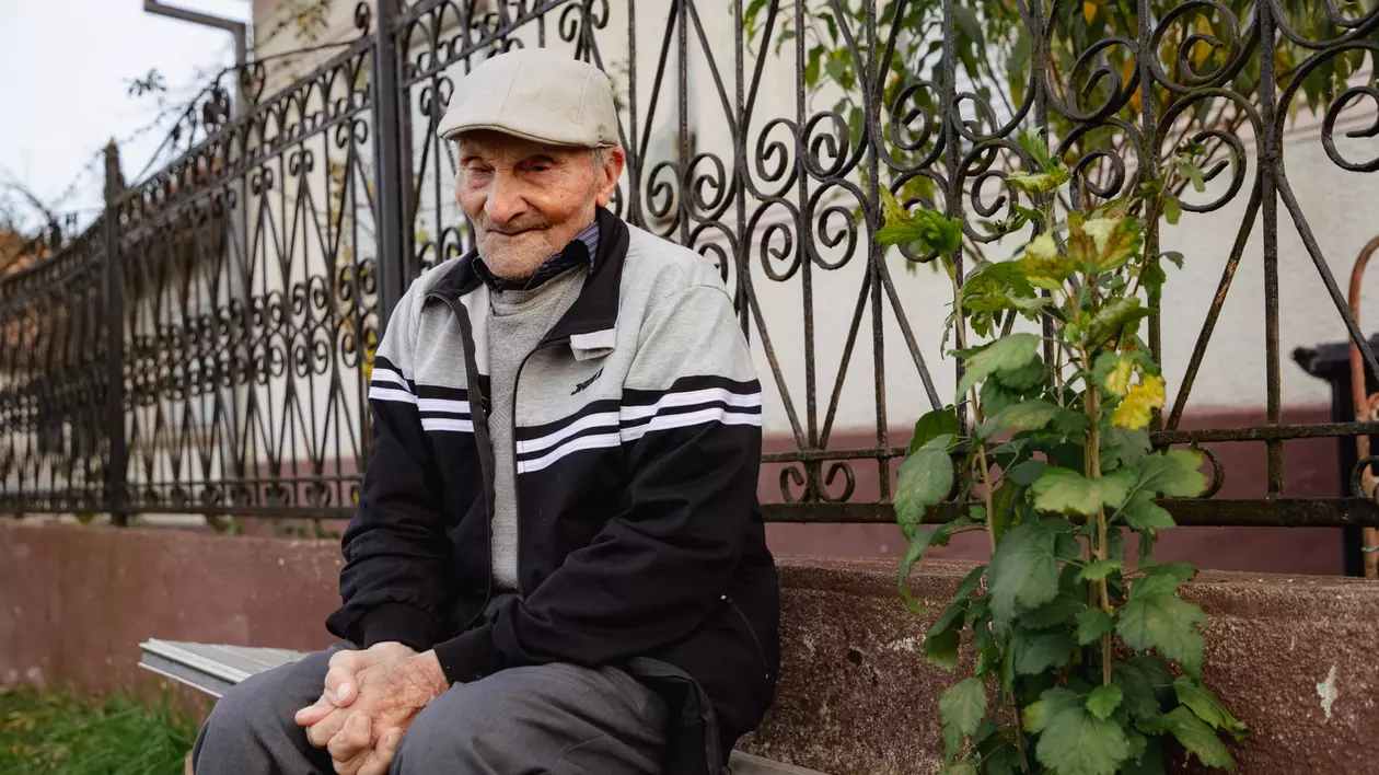 REPORTAJ. Viața la 102 ani. Cu schijele de pe frontul din Crimeea încă în corp, Ioan Loghin se bucură că vede din nou: „Mi-era dor de oameni”