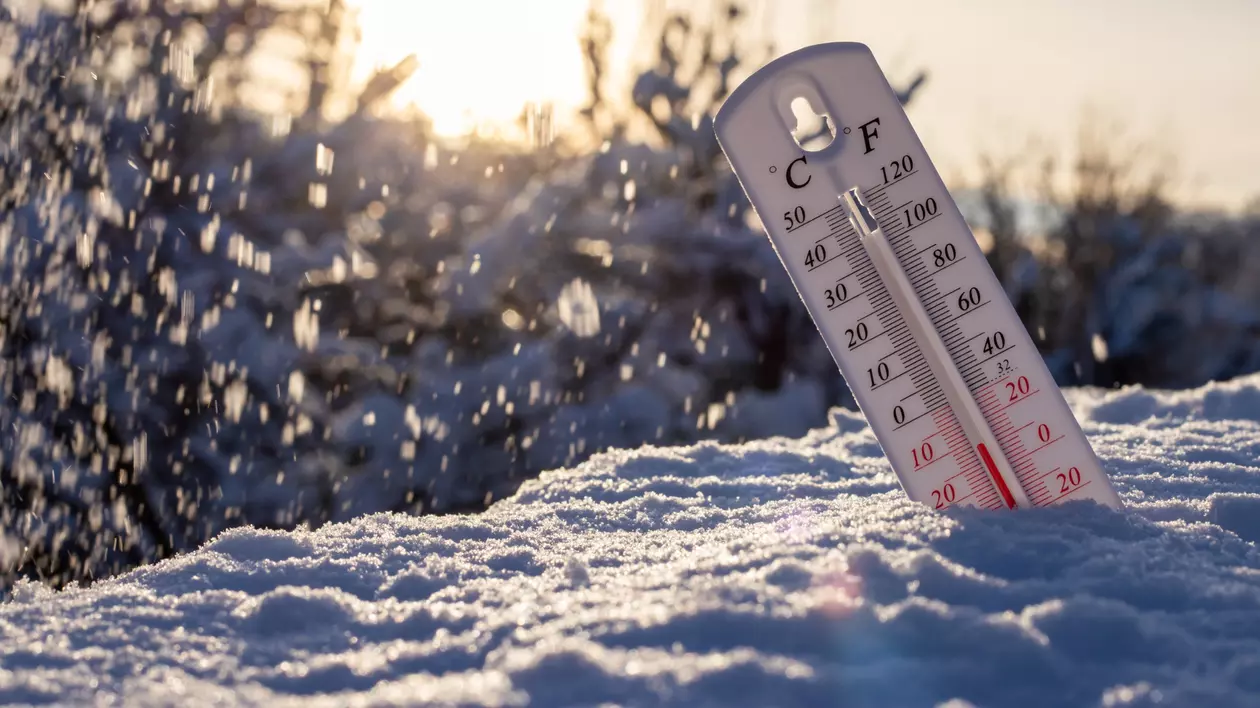 Cele mai bune aplicaţii meteo pentru telefonul tău - Imagine cu un termometru clasic înfipt în zăpadă