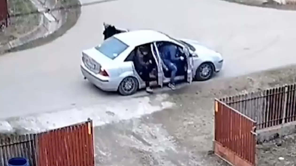 Momentul în care 11 oameni și-un câine ies dintr-o mașină. Imaginile filmate la Măgura s-au viralizat. VIDEO
