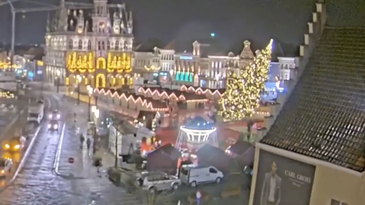 O femeie a murit după ce bradul de Crăciun dintr-un oraș belgian a căzut peste ea | VIDEO