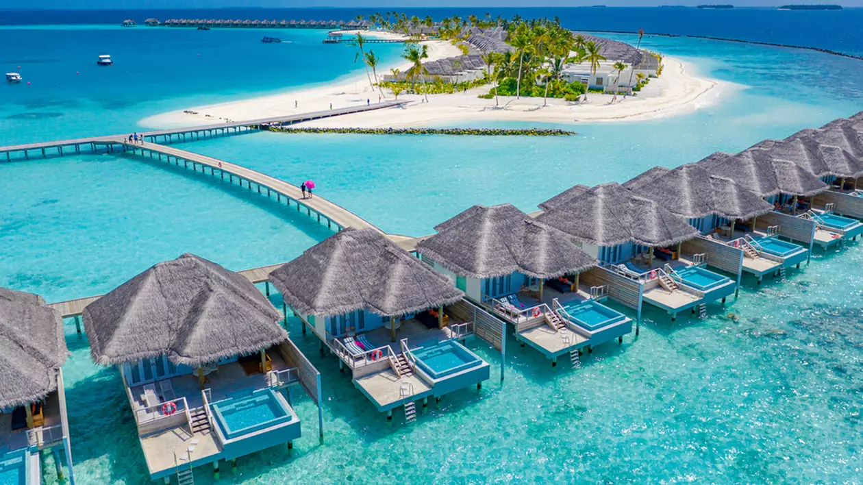 Ce poți să vizitezi în Maldive - Imagine aeriană asupra unor spaţii de cazare deasupra mării în Insulele Maldive.