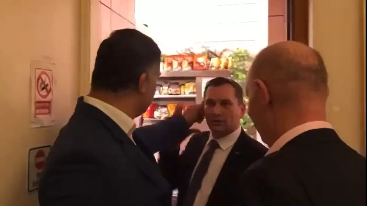 Deputatul Daniel Ghiță de la PSD il ia de ureche pe senatorul Cernic de la USR. Foto: Captură Digi24
