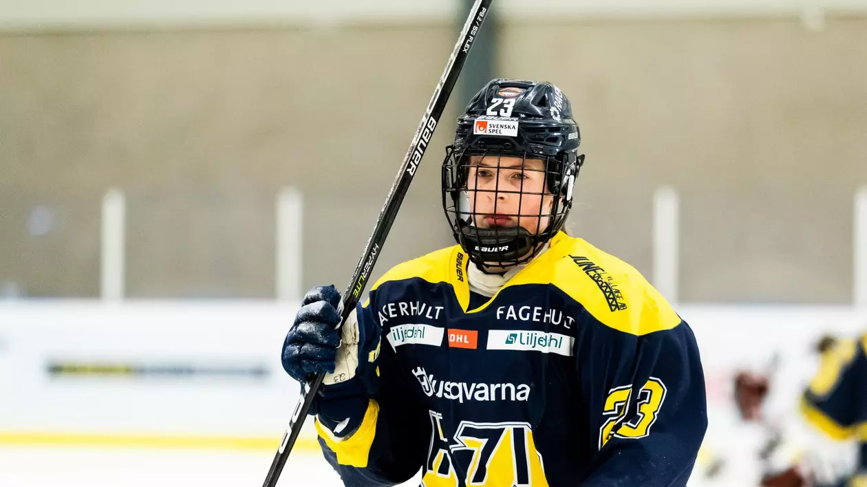 Jucătoarea finlandeză de hochei pe gheață Sanni Hakala a rămas paralizată de la piept în jos, după ce s-a lovit de bară: „Urmează cel mai dur joc din viața mea”