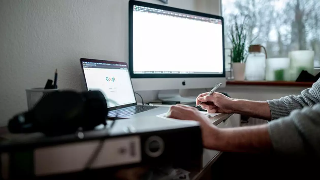 Romance fraud, un nou tip de înșelăciune. Suspecții își atrag victimele în relații romantice online susținând că sunt medici în zone de război