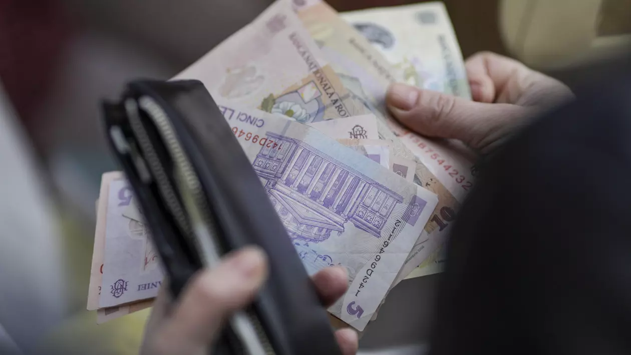 Ce schimbari sunt de la 1 ianuarie 2024. Cine primește bani în plus, ce taxe cresc și ce va costa mai scump 