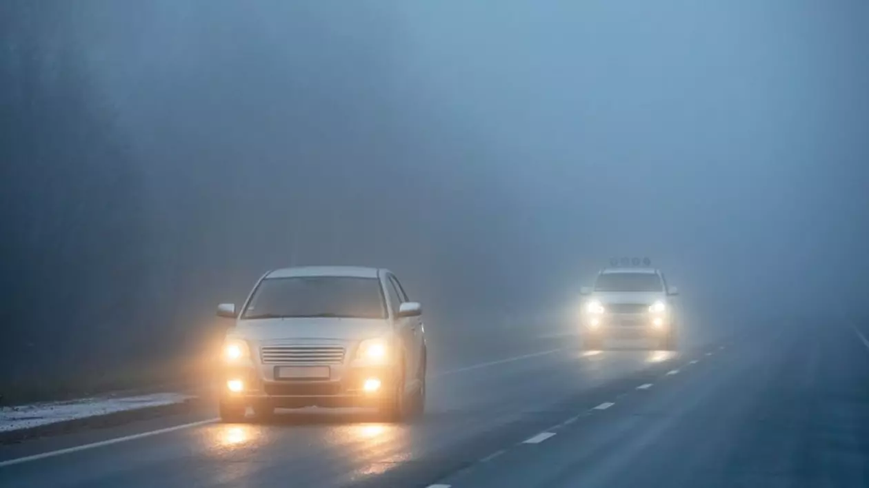 Circulație în condiții de ceață în mai multe județe din România. Ce trebuie să facă șoferii