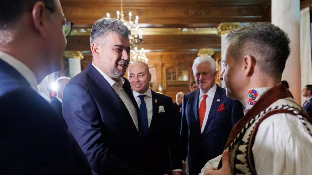 Premierul Marcel Ciolacu si ambasadorul Romaniei in SUA, Andrei Muraru (plan depărtat). Foto: Guvernul Romaniei