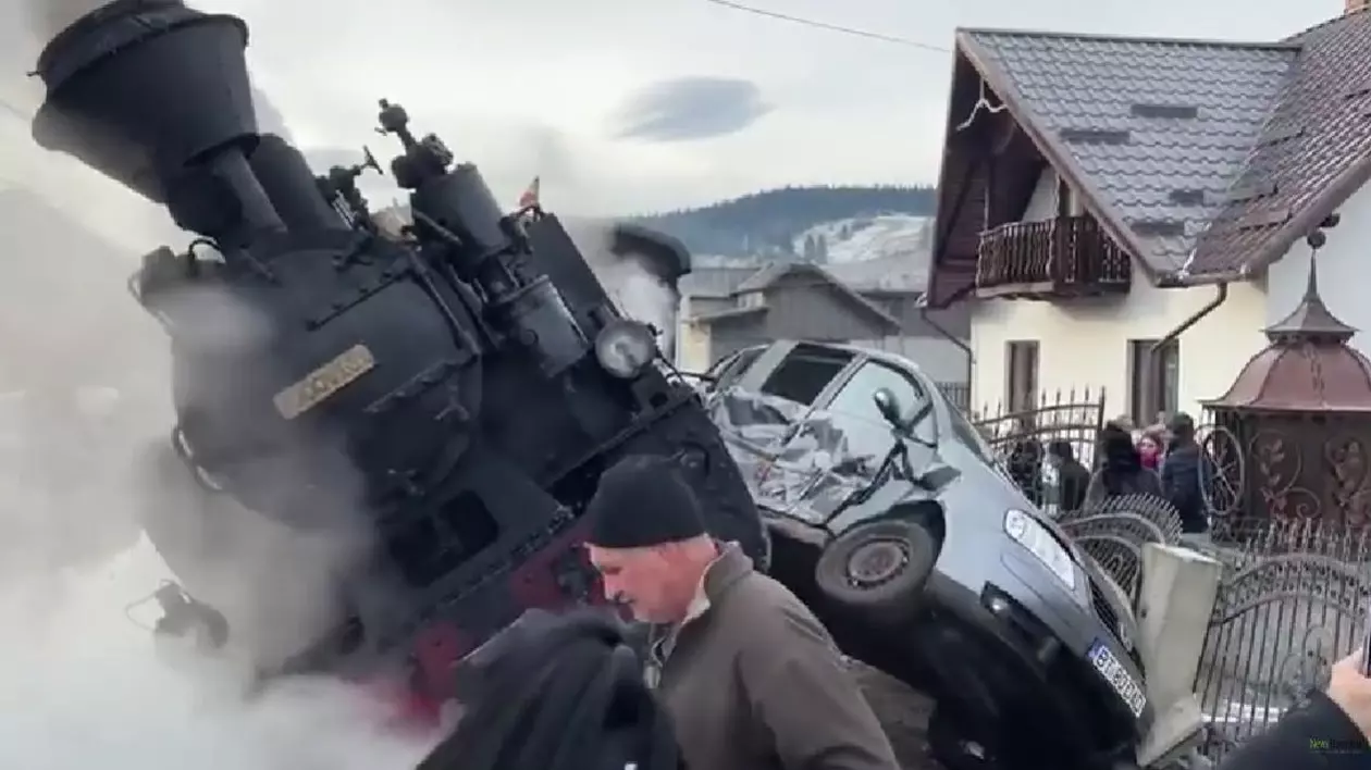 Accident violent între un autoturism și mocăniță la Moldovița. Locomotiva trenului a sărit de pe șine