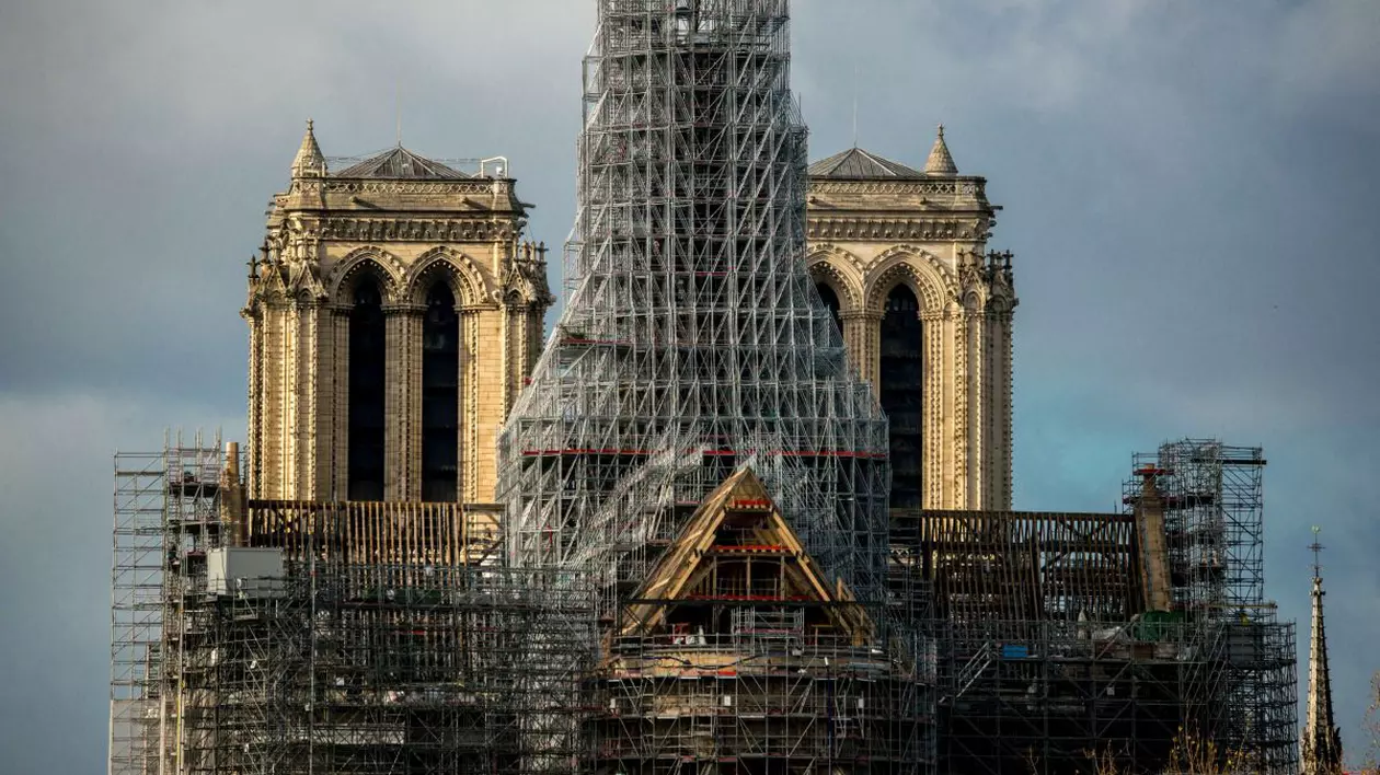 Indignare printre francezi, după decizia lui Emmanuel Macron de a înlocui vitraliile originale ale Catedralei Notre Dame cu unele contemporane. „Este vandalism”